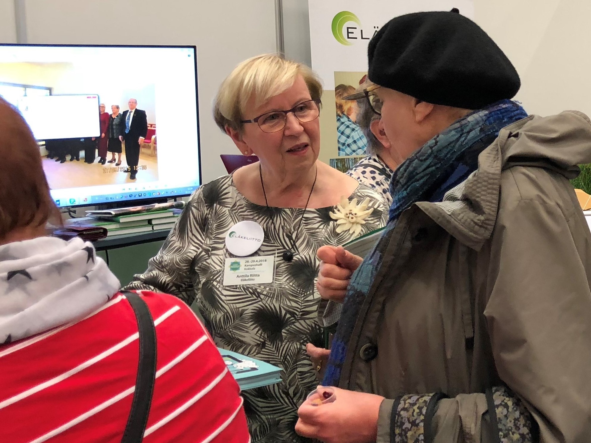 Riitta Anttila ja opastettava Kokkolan Seniormessuilla keväällä 2018