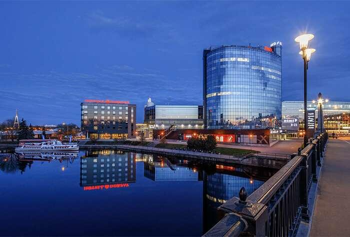 Kuva, joka sisältää kohteen piha-, taivas, vesi, rakennus

Tekoälyllä luotu sisältö voi olla virheellistä.