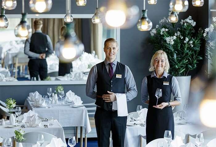 Kuva, joka sisältää kohteen vaate, henkilö, vaasi, mies

Tekoälyllä luotu sisältö voi olla virheellistä.