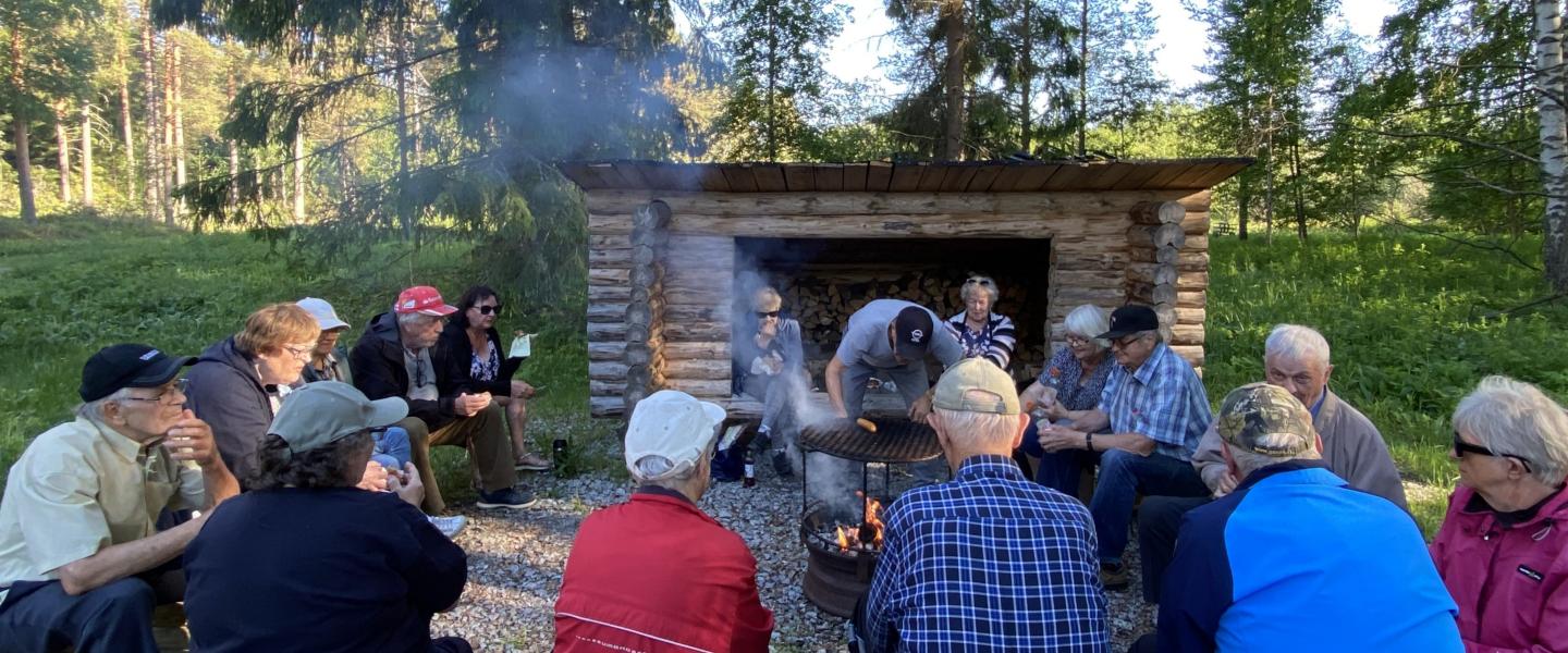 Kodalla makkaranpaistossa