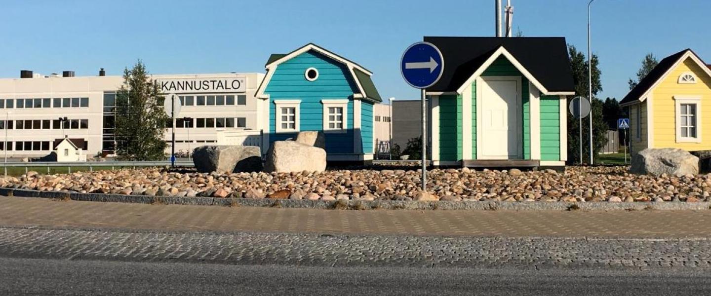 Pienet talot liikenneympyrässä