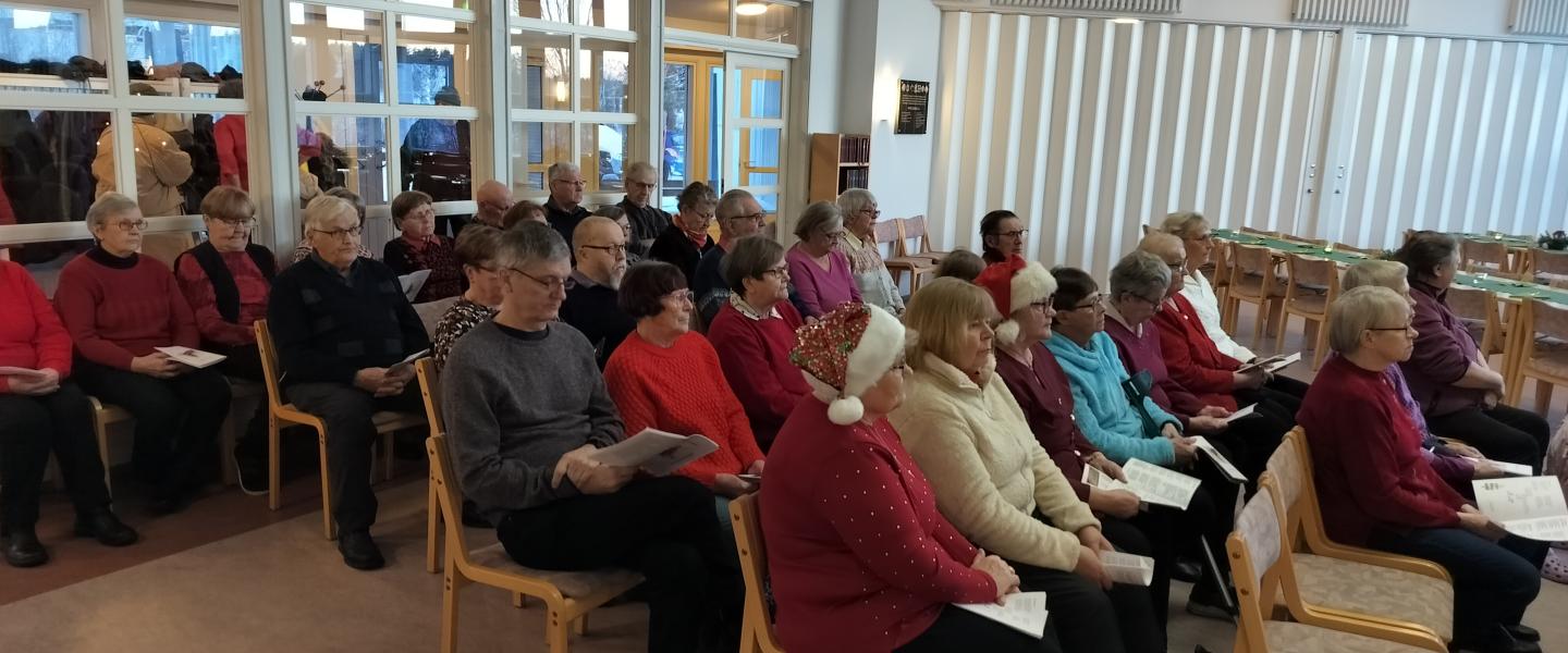 Kestilä Yhteislaulua joulujuhlassa 2024