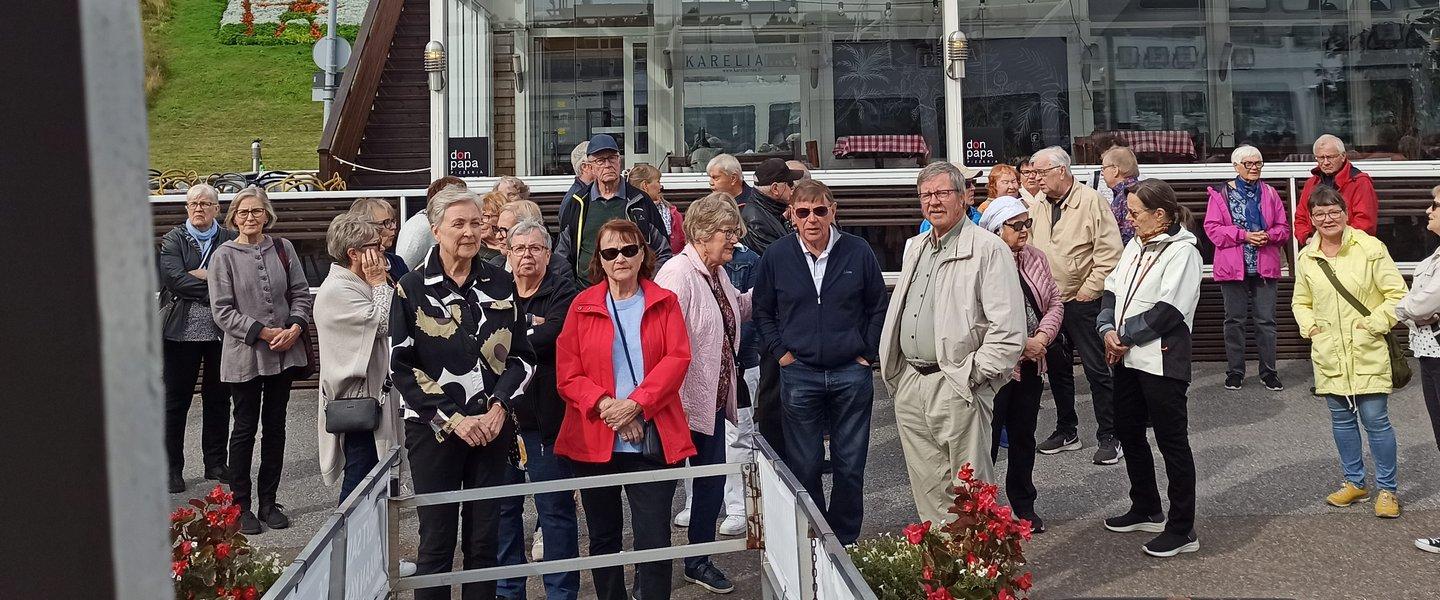 Laivaan nousua odotellaan