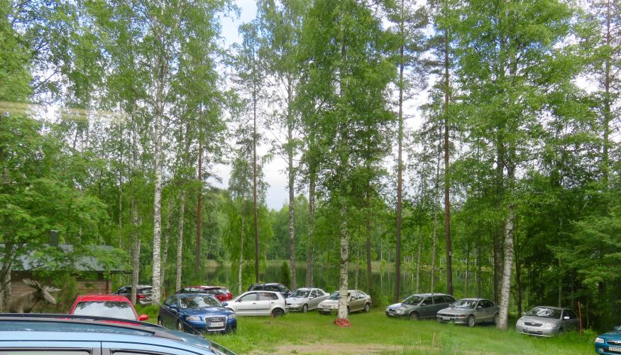 Lammen rannalle parkkeerattu autoja.