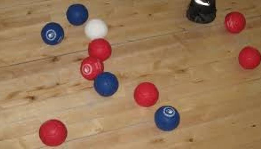 Punaisia ja sinisiä bocciapalloja lattialla